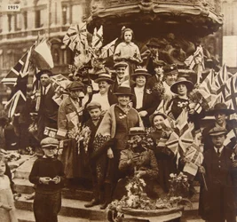 Celebrazioni della vittoria sotto Eros, Piccadilly, Londra, 1919